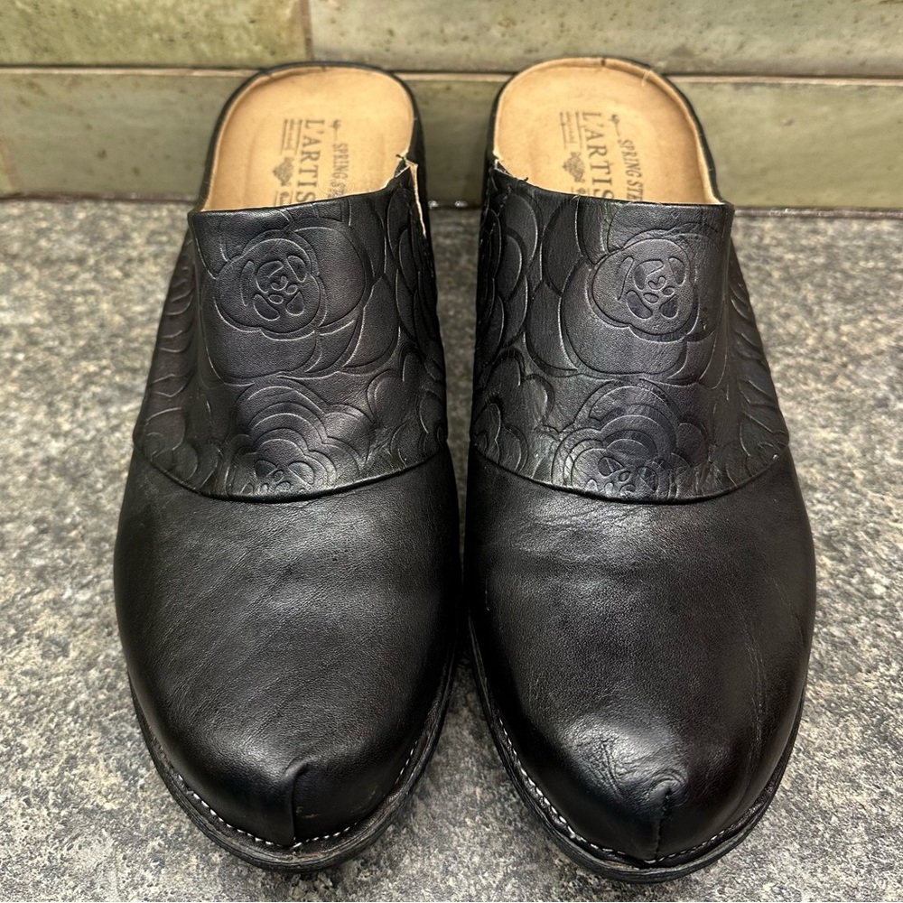 L’Artiste Spring Step Black Leather Clogs Tooled Burbank